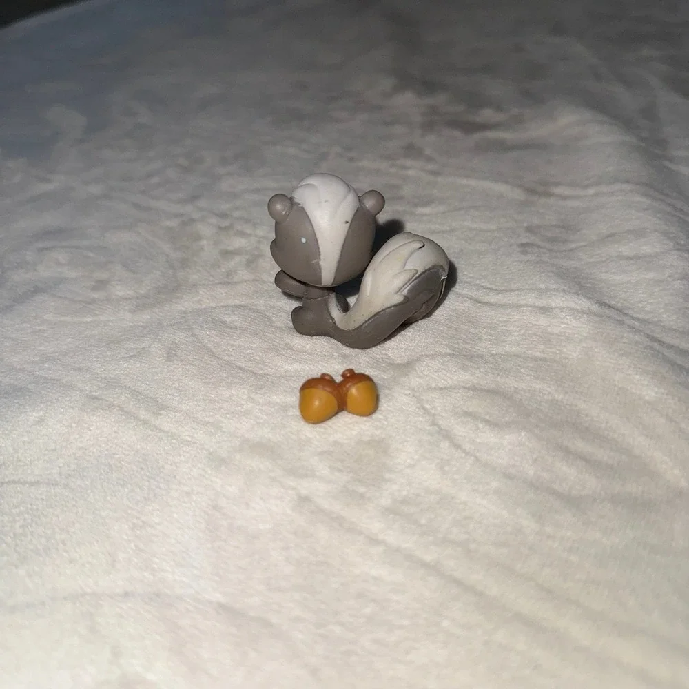 Littlest Pet Shop gray squirrel with nuts